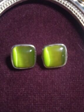 Cats eye green earrings clip on